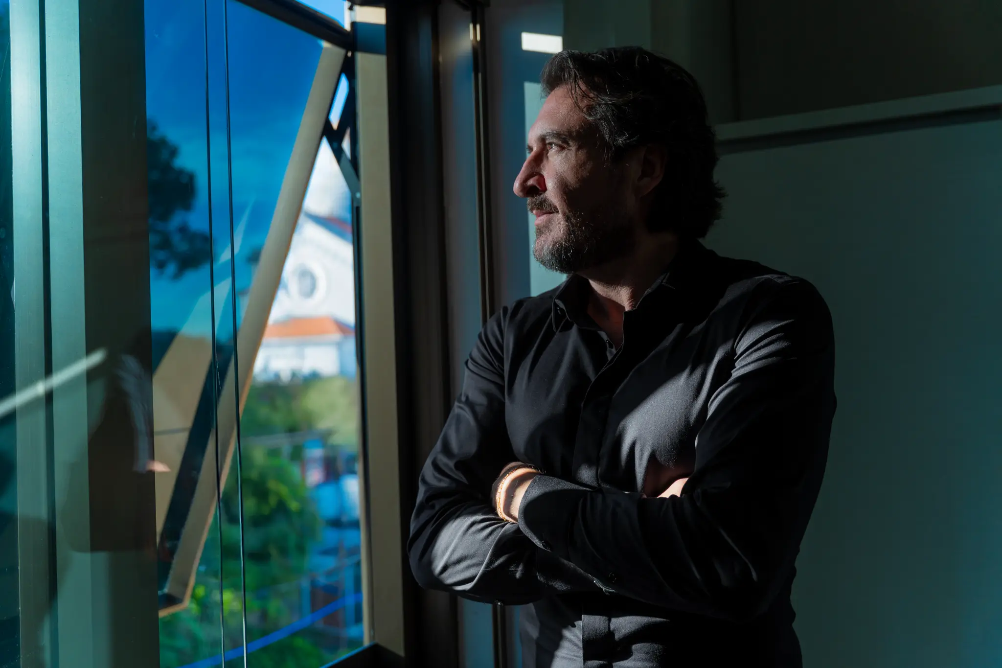 Dr. Jacques olhando pela janela